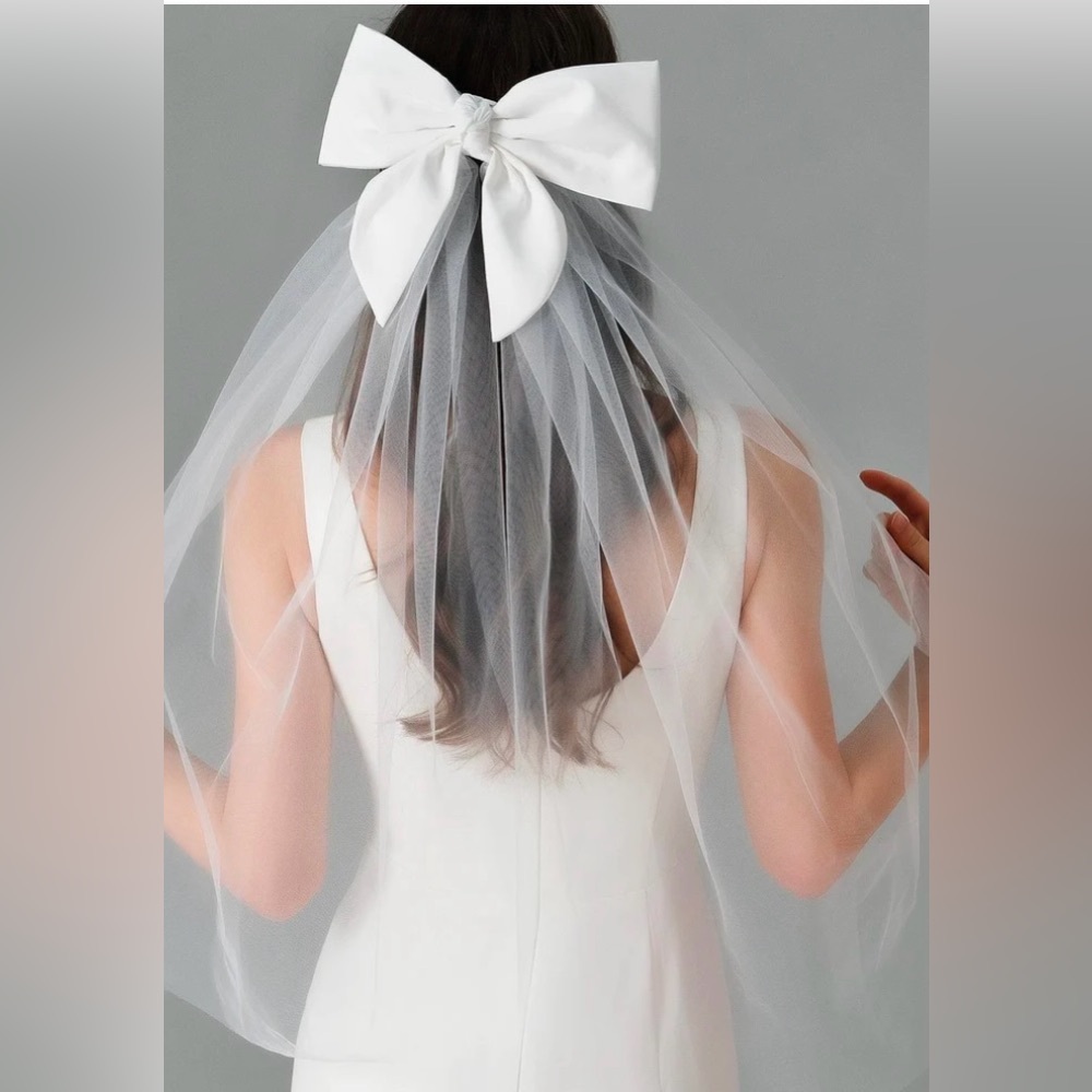 Satin white bow veil